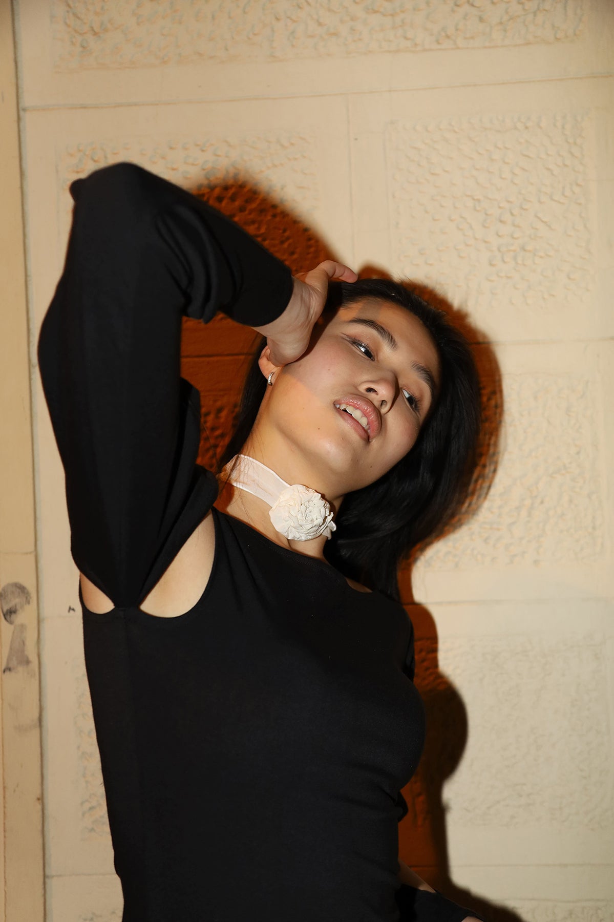 choker con flor blanco