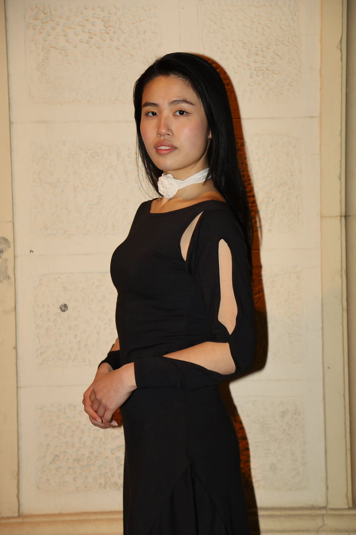 choker con flor blanco