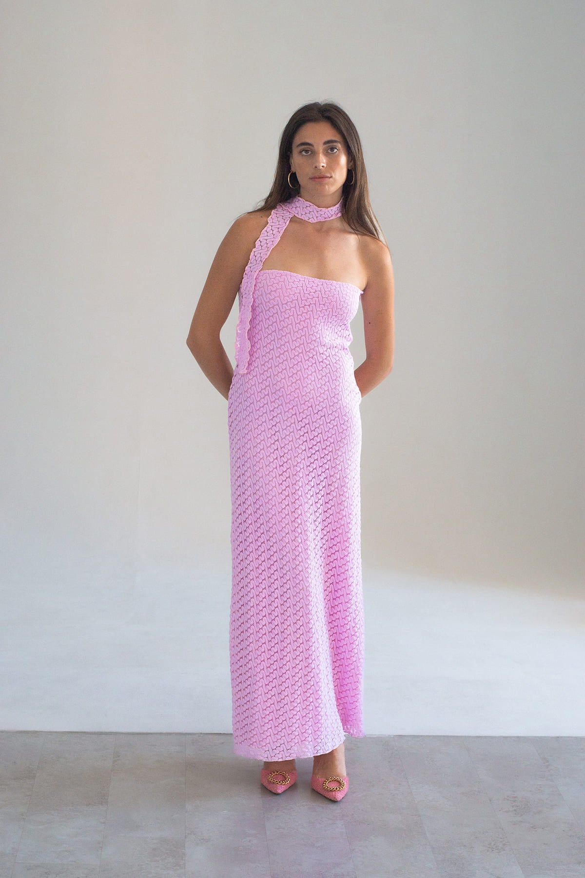 vestido rosa con cremallera en la espalda