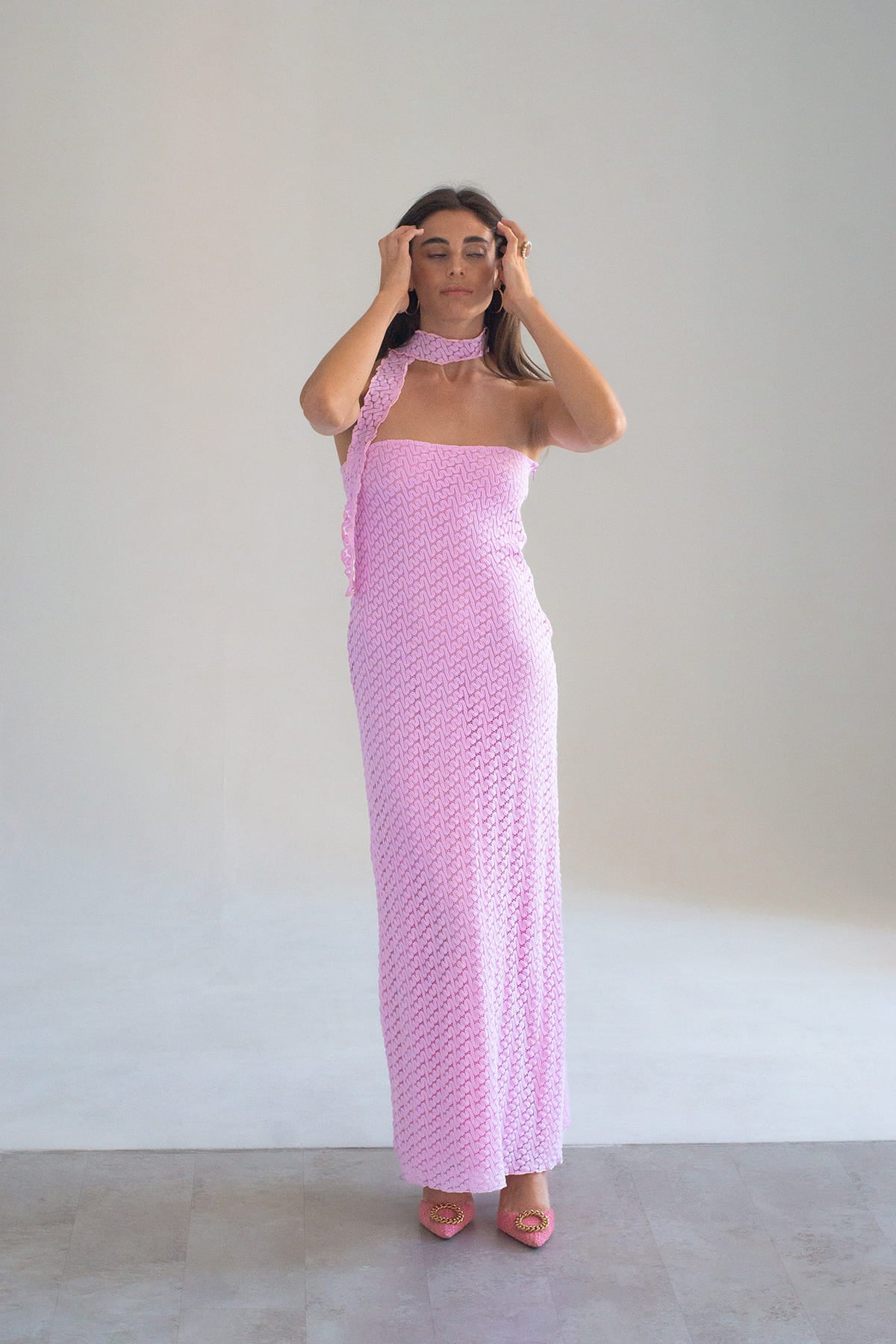 vestido rosa con cremallera en la espalda