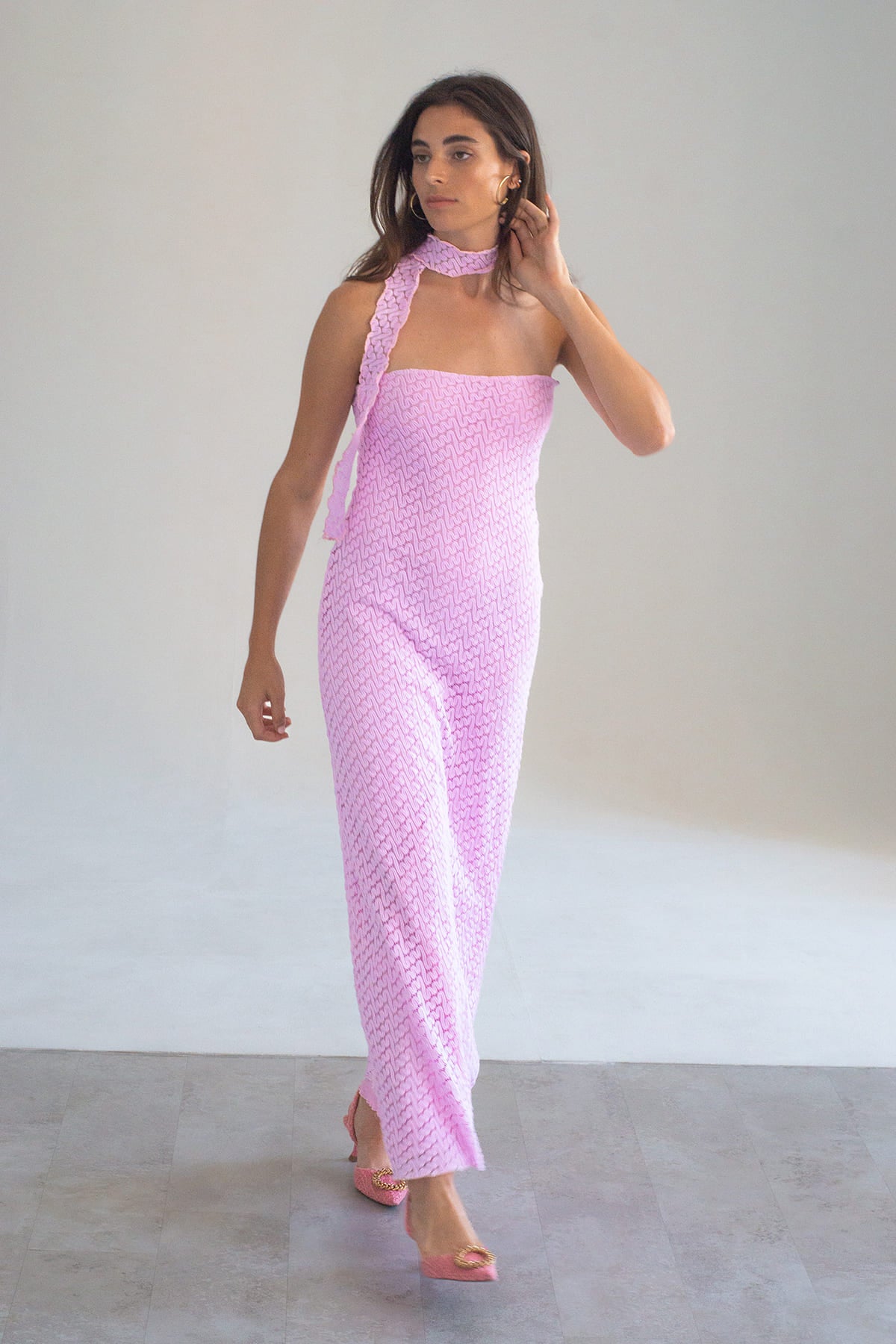 vestido rosa con cremallera en la espalda