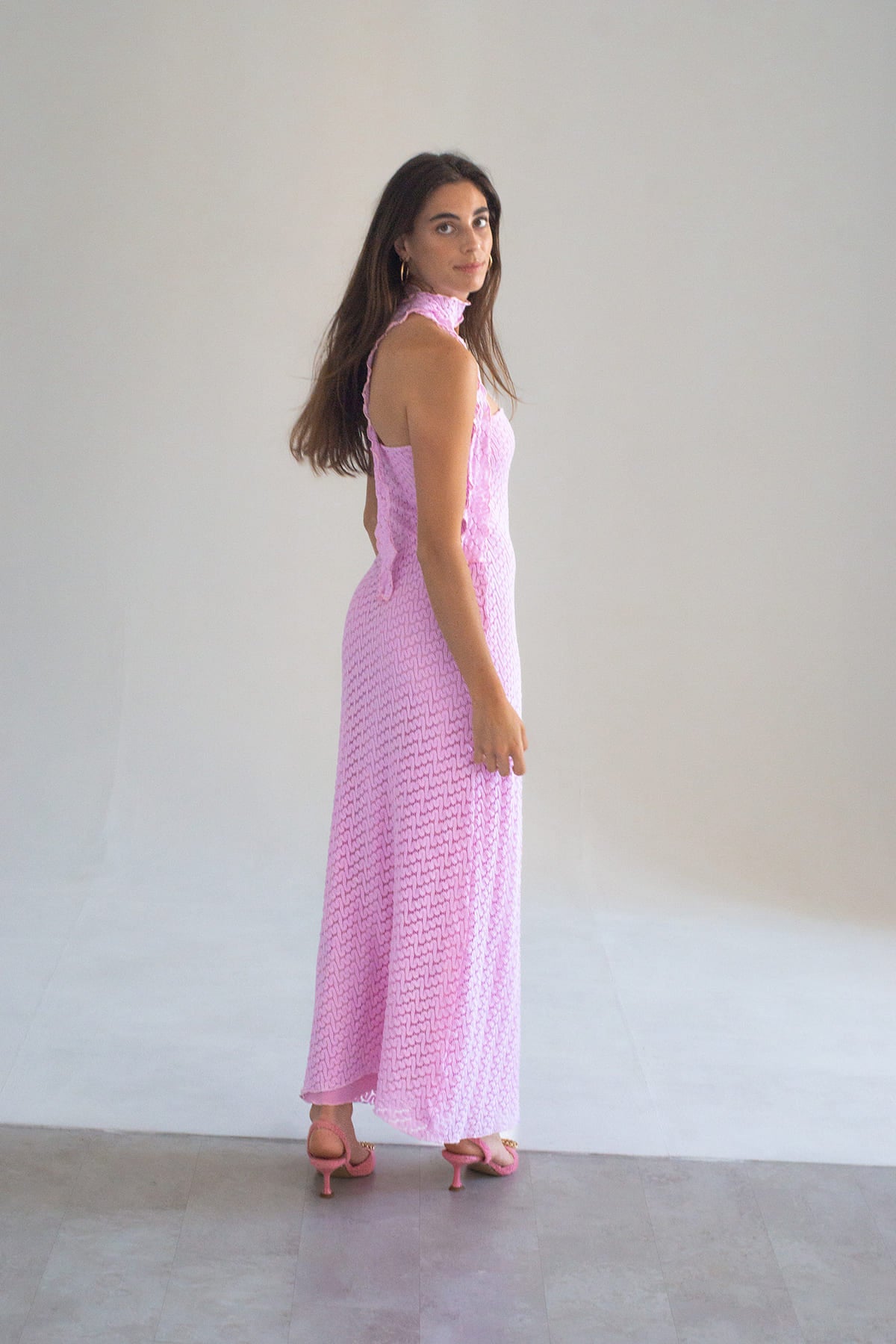 vestido rosa con cremallera en la espalda