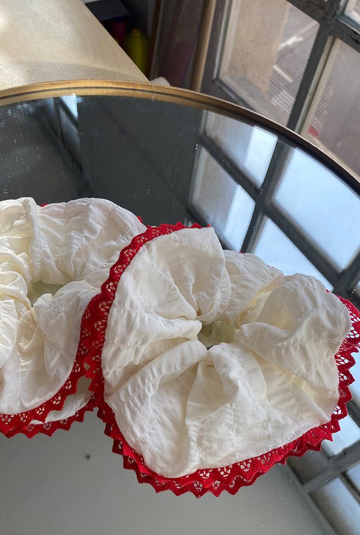 coletero blanco con bordeado rojo