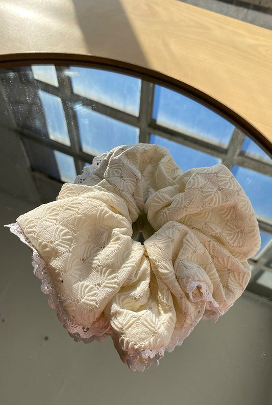 Scrunchie bordado blanco